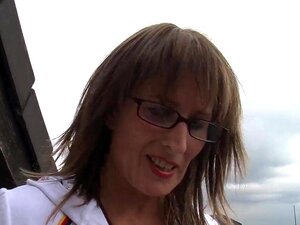 Ich lade dich zum Abendessen ein, wenn du mir deine Muschi zeigst