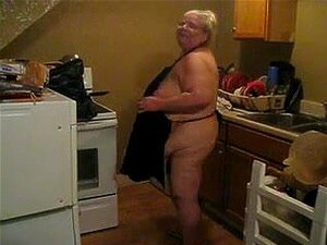 in cucina con grembiule a stuzzicare,