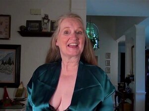 61-jährige Breasty Amateur GILF Maggie zeigt ihre großen
