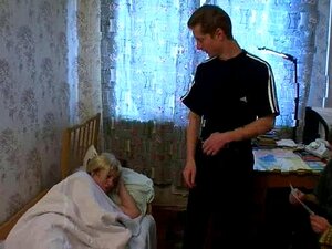 Großtittige Mama wird von 3 frischen Typen gefickt