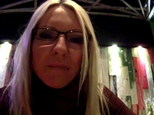 Tauche ein in die betörende Welt von Emma Starr, einem absoluten Star