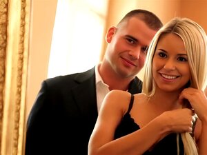Nubile Films - Dido Hotty spritzt auf einem unbeugsamen Schwanz