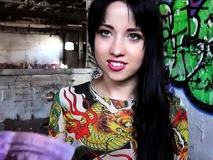 La jolie eurobabe Taissia Shanti se fait baiser la chatte pour du fric
