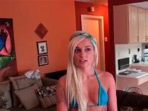 Loira deslumbrante se masturba em POV