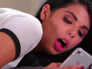 Schau zu, wie Gina Valentina von Karlee Greys geilen Titten verzaubert