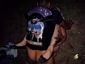 Tätowiertes Mädchen wird draußen gefickt