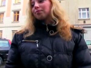 Blondes Mädchen bläst einen Schwanz für etwas Geld