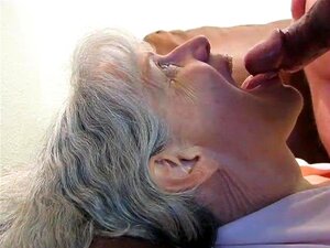 Oma lutscht ihn trocken