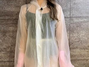 en tjej tvättar hennes kropp med en regnrock.