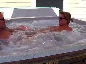 Björn knullar sin fru i bubbelpoolen