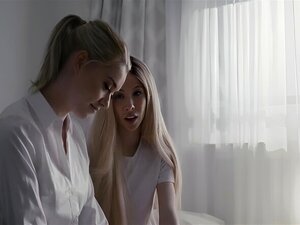 Blonder Gefängniswärter wird von lesbischem Häftling geleckt und