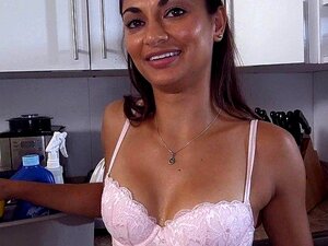 La cameriera spagnola è carina. La cameriera spagnola è bella