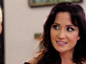 Слаткица јаше лезбејско лице. Слатка