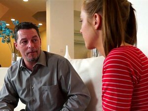 Dünne Stieftochter reitet. Dünne Teenager-Stieftochter mit kleinen