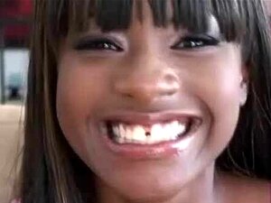 Geile Afro-Süße Babe zieht sich aus und zeigt ihre heißen Titten