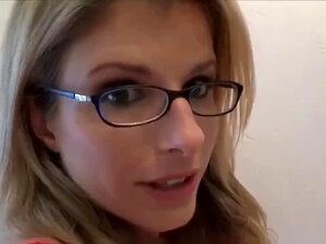 Sexy, vollbusige Stiefmutter lutscht seinen Schwanz im Badezimmer