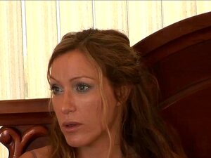 Een busty lesbische milf troost haar alleenstaande moeder buurman. Ze