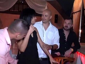 Џојс жели да јој гангбенгују дупе