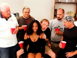 Schöne Süße mit großen Titten wird von Bukkake-Geysiren gefickt