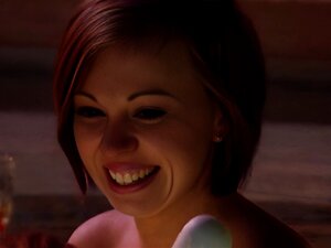 Зрела свингерка жена флертује и љуби