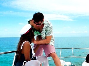 Црни капетан јебе клијента на броду.