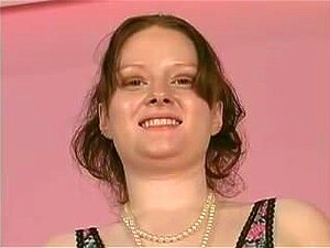 Amateurmädchen mit schönen hängenden Titten reitet auf einem Sybian