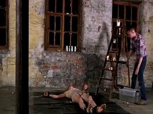 Twink-Video Angekettet auf den Lagerboden und unfähig, seinem zu