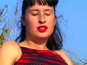 Esther Geniet Van Buiten Muffdiving. Harige kut Rijpere Dianna zuigt