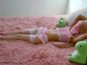 klein stiefdochter gedomineerd, bijna creampie