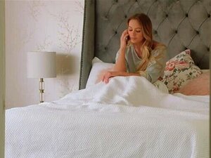 Koe intensiivinen intohimo, kun hän antautuu vahvalle mustalle