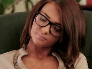 Hete brunette Alexis Brill wordt diep van achteren geneukt door zijn