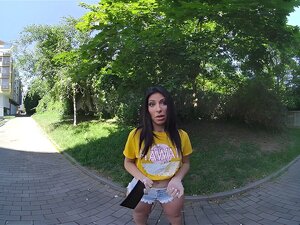 FuckPassVR- Die tschechische Hottie Lilly Bella stöhnt, während du