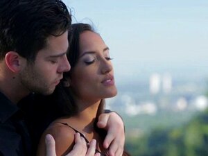 Die unglaubliche Schönheit Chloe Amour gibt einen sanften Blowjob und