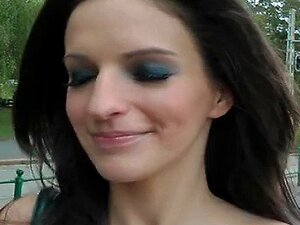 Hübsche Babe hat ein echtes öffentliches Fick-Abenteuer