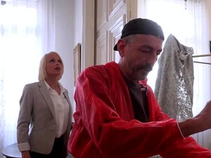Сисата неверна домаћица се прља