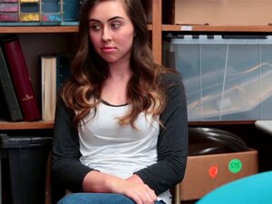 Sexy süße Diebin mit einem heißen Arsch wird von geilen