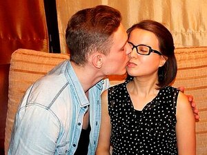 Verschämte Teenagerin will einen festen Schwanz