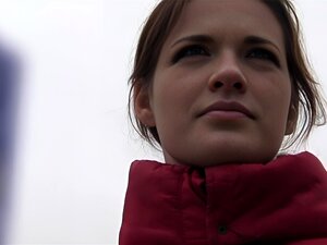 Süßes europäisches brünettes Babe mit perfektem Körper, das einem