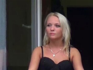 Te niegrzeczne gorące dziewczyny sikają wszędzie. Amatorskie laski