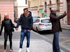 Schlampe fickt schwarzen Mann vor ihrem Ehemann und spielt mit seinem