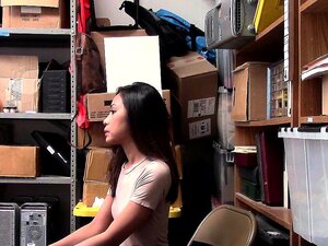 Shoplyfter - Heiße asiatische Süße wird ausgezogen und gefickt