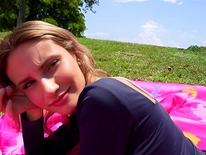 Fremder bekommt Blowjob im öffentlichen Park - Dann macht er das