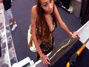 Аматерка зарађује јебући своју пичку