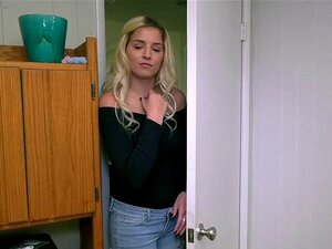 Sophia yllättää Ellen ottamassa selfieitä ja kiihottuu. Elle