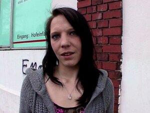 Fremder verführt deutsche Süße von der Straße, um für Geld zu