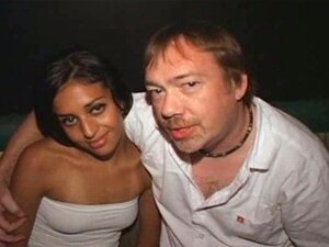 Sexy Latina Mya bekommt einen Gangbang in einem Pornotheater