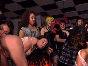 Orgie-Ficken und Gesichtsbesamung in öffentlicher Bar. Gruppe heißer
