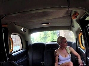 Blonde in roten Schlüpfern fickt im Fake-Taxi. Blonde britische