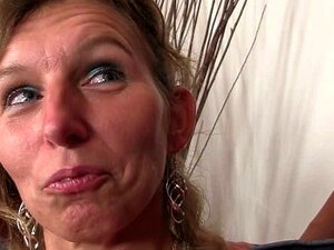 Freundinnen heiße Mama spreizt ihre Beine für ihn