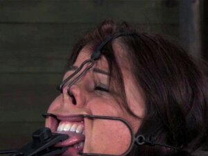BDSM-Sub bekommt eine Open-Mouth-Gag-Behandlung
